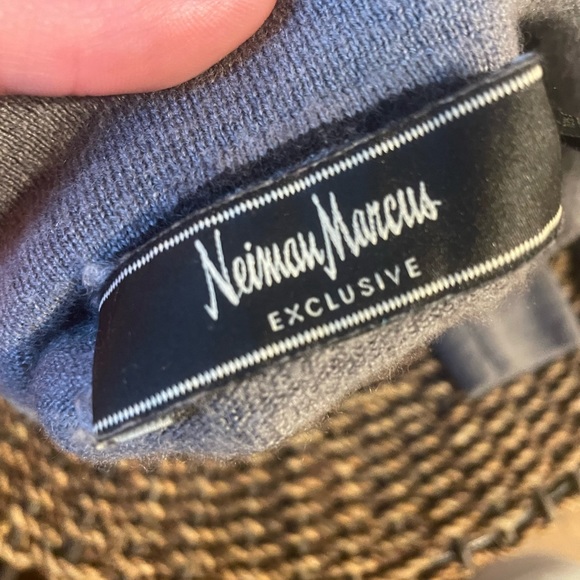 Neiman Marcus silk cashmere and merino wool sweater  large with 4 small holes - Picture 1 of 5